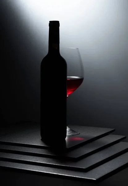 Бутылка Бокал Красного Вина Черном Столе — стоковое фото