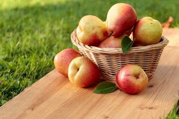 Poires Juteuses Fraîches Sur Une Table Bois — Photo