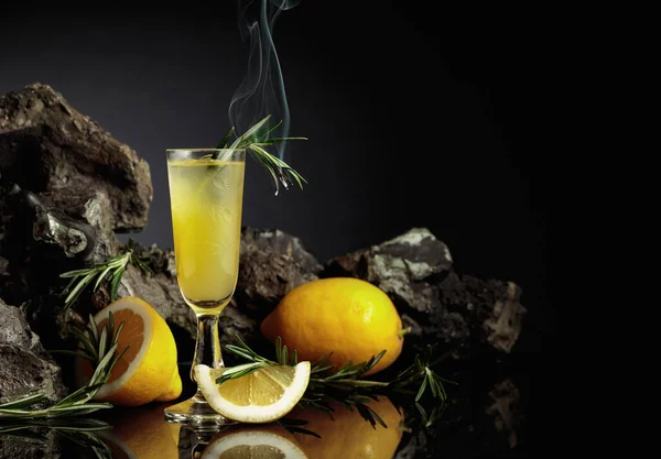 Traditioneller Hausgemachter Zitronenlikör Limoncello Und Frische Zitrusfrüchte Auf Schwarzem Reflektierendem — Stockfoto