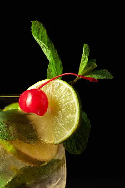Minuman Dingin Dengan Irisan Jeruk Nipis Mint Dan Ceri Gelas — Stok Foto