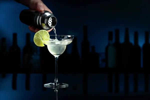 Cocktail Margarita Svart Reflekterande Bakgrund Bartendern Häller Cocktail Från Shaker — Stockfoto