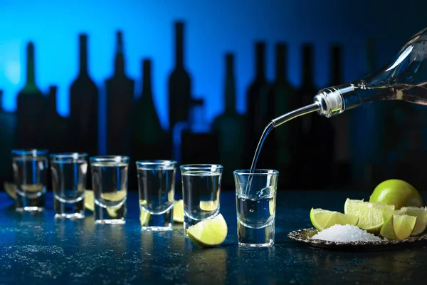 Tequila Mit Salz Und Limettenscheiben — Stockfoto