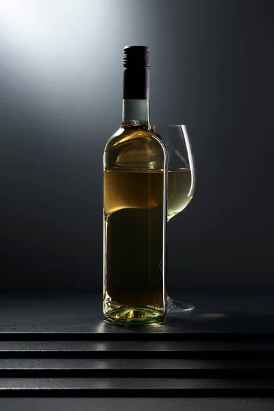 Bouteille Verre Vin Blanc Sur Une Table Noire — Photo