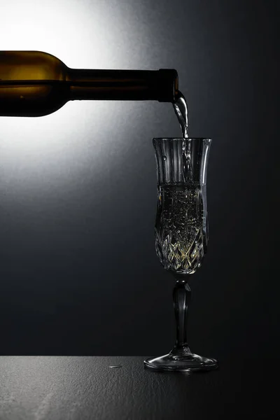 Vinho Branco Derramado Uma Garrafa Copo Cristal — Fotografia de Stock