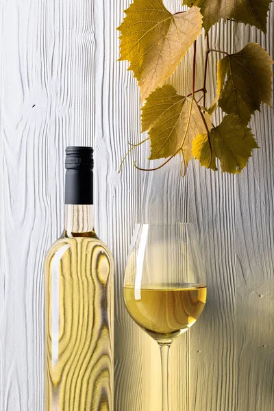 White Wine Grapevine White Wooden Background Copy Space — Stock Photo, Image