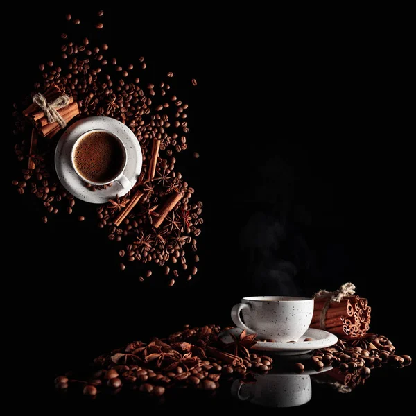 Café Preto Uma Xícara Branca Com Grãos Café Paus Canela — Fotografia de Stock