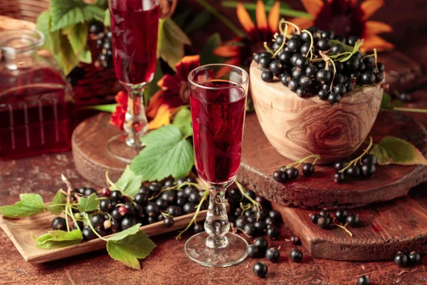 Black Currant Liquor Ripe Juicy Berries Brown Table — Stock Photo, Image