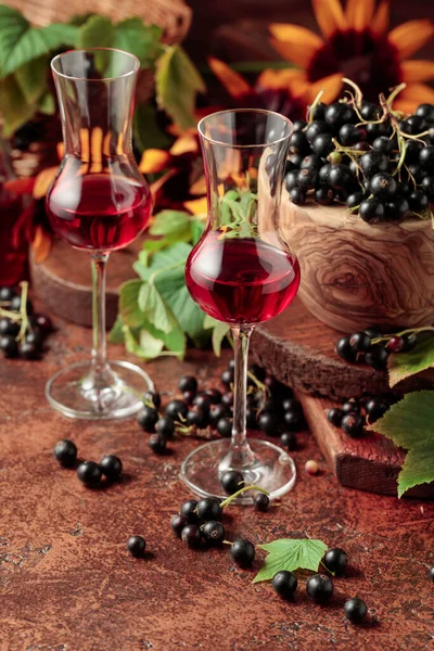 Liquore Ribes Nero Bacche Succose Mature Tavolo Marrone — Foto Stock