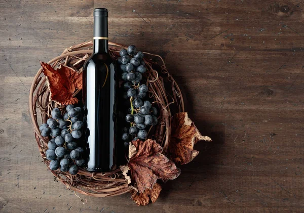 Eine Flasche Rotwein Mit Trauben Und Getrockneten Weinblättern Auf Altem — Stockfoto