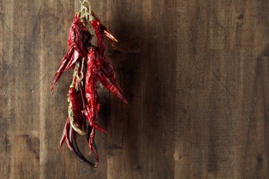 Eski ahşap arka planda kurutulmuş kırmızı kırmızı kırmızı biber..