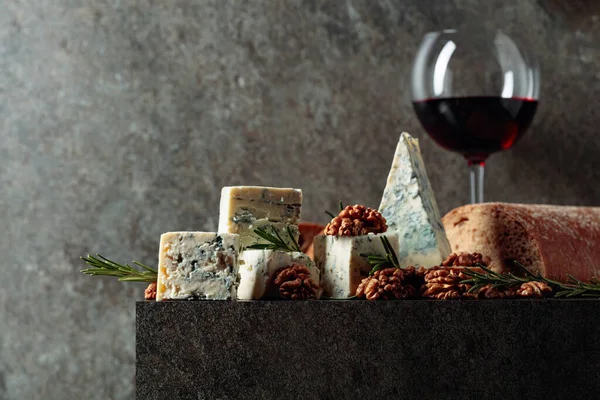 古い石のテーブルの上にブルーチーズと赤ワイン クルミ ローズマリーのチーズ スペースのコピー — ストック写真