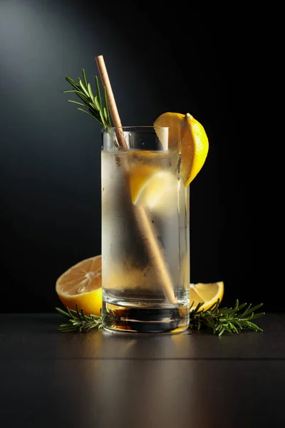 Bebida Refrescante Fría Con Hielo Limón Romero Vaso Congelado Con —  Fotos de Stock