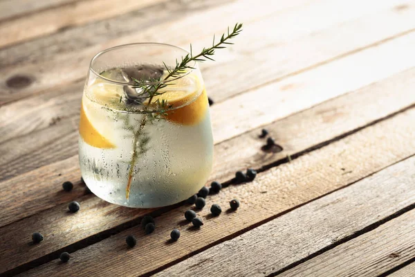 Alcohol Drink Gin Tonic Cocktail Lemon Juniper Branch Ice Rustic — Stockfoto