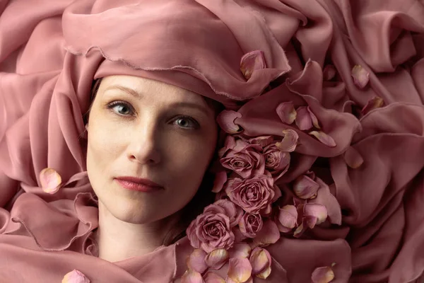 Retrato Uma Mulher Atraente Com Rosas Rosa Secas — Fotografia de Stock