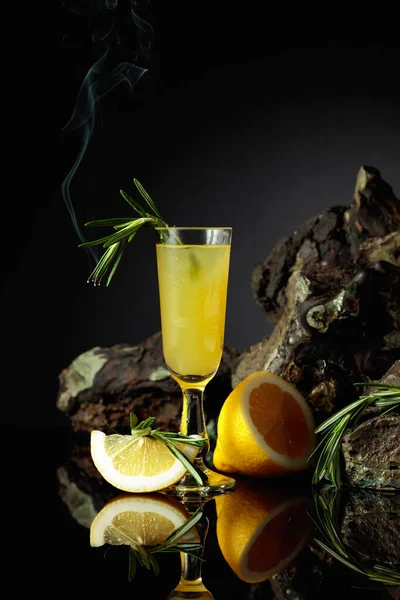 Traditioneller Hausgemachter Zitronenlikör Limoncello Und Frische Zitrusfrüchte Auf Schwarzem Reflektierendem — Stockfoto