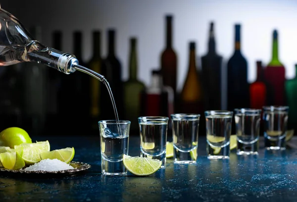 Tequila Mit Salz Und Limettenscheiben — Stockfoto