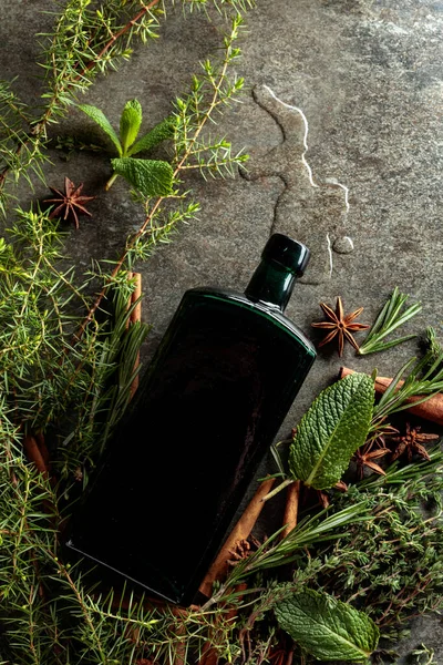 香脂或草药药水的复古瓶 顶部视图 — 图库照片