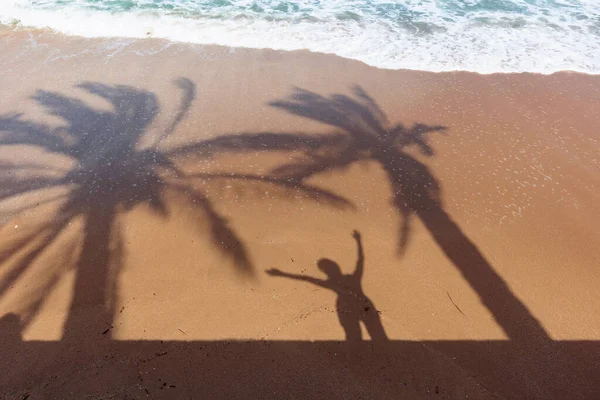 Тропический Пляж Нетронутый Тропический Пляж Тенями Пальм Счастливая Женщина Песке — стоковое фото