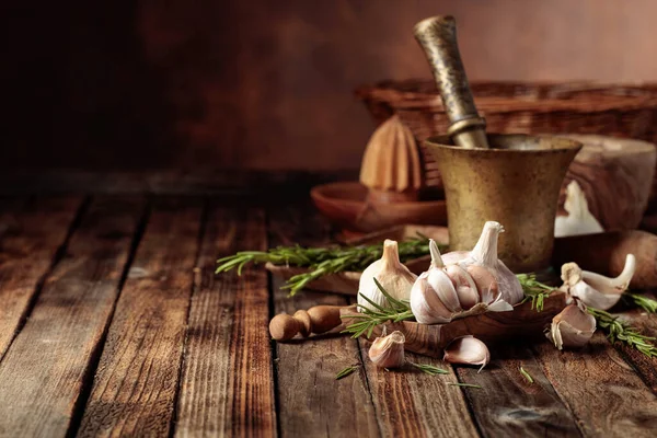 Bulbi Aglio Freschi Con Rosmarino Vecchio Tavolo Legno Copia Spazio — Foto Stock