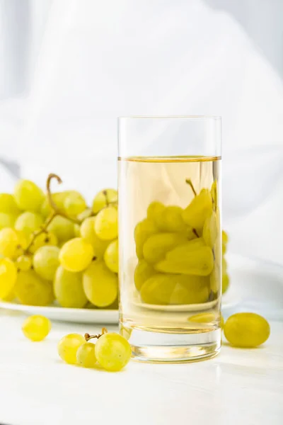 Szklanka Soku Winogronowego Grona Winogron Białym Stole — Zdjęcie stockowe