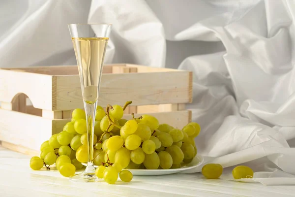 Glass White Wine Grape Cluster White Table — Stock Photo, Image