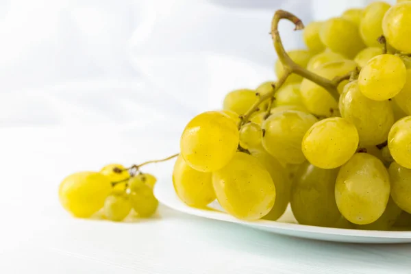 Conjunto Uvas Brancas Numa Mesa Branca — Fotografia de Stock