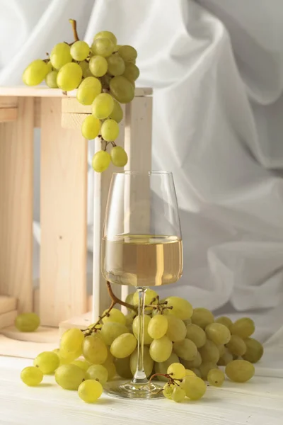 Szklanka Białego Wina Grona Winogron Białym Stole — Zdjęcie stockowe