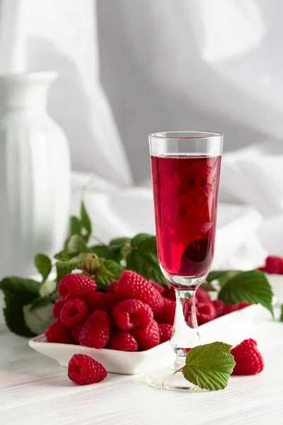 Raspberry Minuman Keras Dan Berry Segar Dengan Daun Atas Meja — Stok Foto