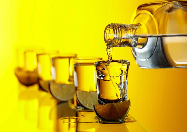 Tequila Con Rodajas Lima Sobre Fondo Amarillo Verter Una Bebida —  Fotos de Stock