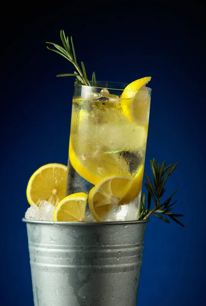 Gin Tonic Cocktail Mit Eis Zitrone Und Rosmarin Einem Metalleimer — Stockfoto