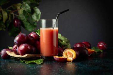 Taze mor erikli bir masada bir bardak erik suyu. Boşluğu kopyala.