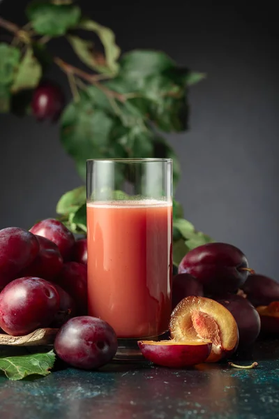 Segelas Jus Prem Atas Meja Dengan Plum Ungu Segar — Stok Foto