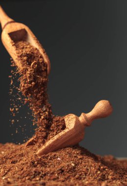 Farklı doğu baharatlarıyla ahşap kaşıklar..