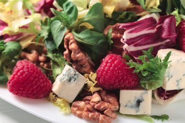 Mavi peynirli yeşil salata, ahududu ve ceviz..