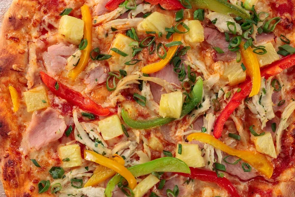 Frisch Gebackene Pizza Mit Paprika Ananas Und Schinken Ansicht Von — Stockfoto