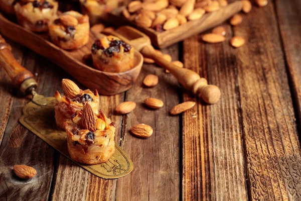 Petits Gâteaux Aux Amandes Raisins Secs Miel Sur Une Vieille — Photo