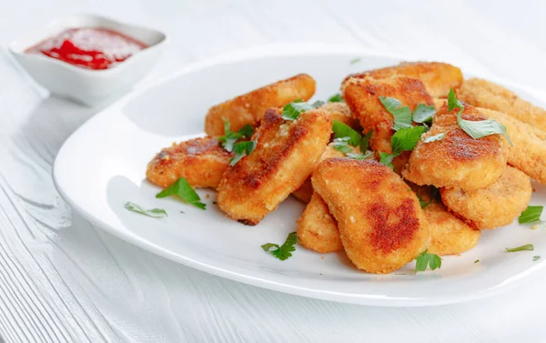 Stekt Kycklingnuggets Med Ketchup Beströdd Med Hackad Persilja Nuggets Vit — Stockfoto