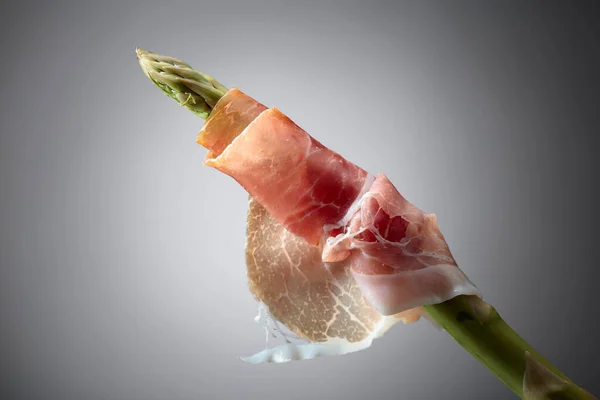 Espargos Envoltos Prosciutto Sobre Fundo Branco — Fotografia de Stock