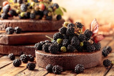 Kırsal bir masada taze böğürtlen..