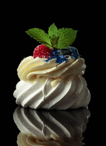Small Pavlova Dessert Raspberry Blueberry Mint Black Reflective Background — Stock Photo, Image
