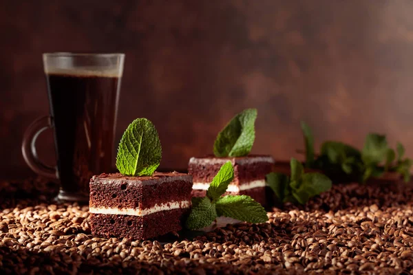 Bolo Chocolate Decorado Com Hortelã Uma Mesa Com Grãos Café — Fotografia de Stock