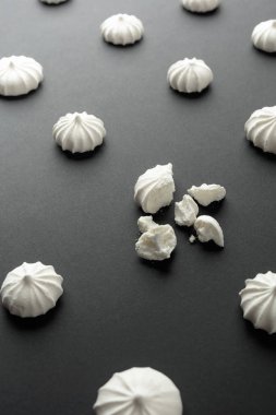 Masada küçük beyaz kremalar var. Seçici odak.