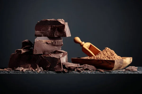 Cioccolato Nero Piatto Legno Con Cacao Polvere Sfondo Scuro Copia — Foto Stock