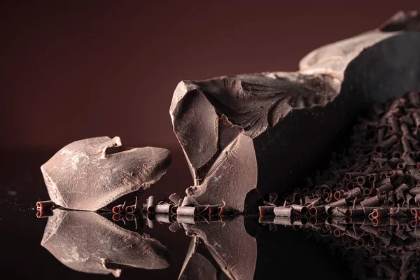 Stücke Dunkler Bitterschokolade Und Schokoladenchips Auf Schwarzem Reflektierendem Hintergrund Kopierraum — Stockfoto