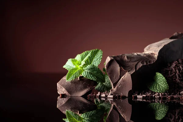 Pezzi Cioccolato Fondente Amaro Gocce Cioccolato Con Menta Uno Sfondo — Foto Stock