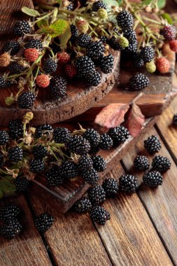 Eski ahşap bir masada taze böğürtlen.