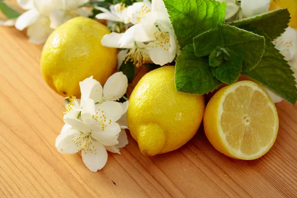 Цветущие Жасмин Мята Лимоны Деревянном Фоне Ингредиенты Приготовления Травяного Чая — стоковое фото