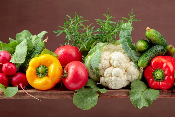 Verschiedenes Frisches Rohes Gemüse Auf Braunem Hintergrund Kopierfläche Blumenkohl Tomaten — Stockfoto