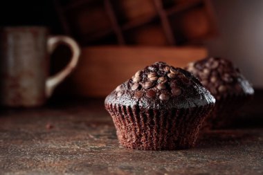 Kahverengi arka planda lezzetli taze çikolatalı kekler..