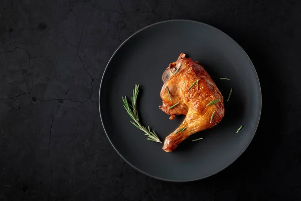 Siyah Taş Bir Masanın Üzerine Biberiye Serpilmiş Izgara Tavuk Bacağı — Stok fotoğraf